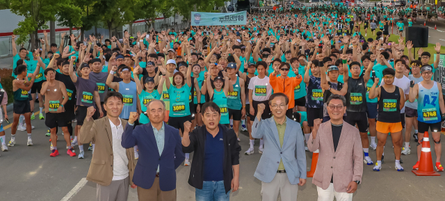 부산일보사가 주최한 나이트 로드 레이스 ‘2026 야반도주 in 부산(NIGHT ROAD RACE)’가 30일 오후 부산 북항친수공원 일원에서 열렸다. 레이스 출발 전 참가자들이 내빈들과 함께 기념 촬영을 하고 있다. 김종진 기자 kjj1761@