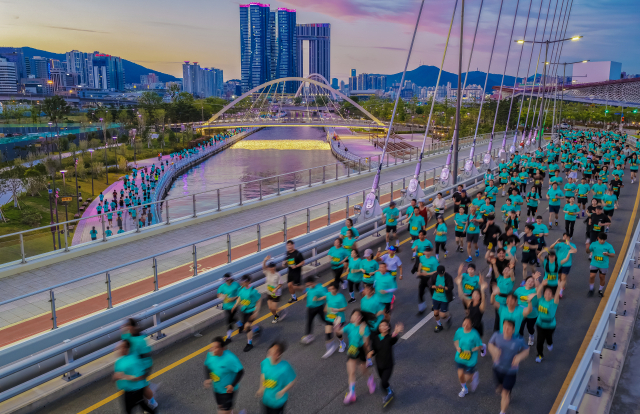 부산일보사가 주최한 나이트 로드 레이스 ‘2026 야반도주 in 부산(NIGHT ROAD RACE)’가 30일 오후 부산 북항친수공원 일대에서 열렸다. 이번 대회는 10km 단일 코스로 4000여 명이 참가했다. 김종진 기자 kjj1761@