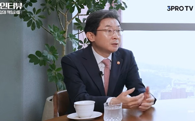 유튜브 채널 삼프로TV와 인터뷰 중인 이억원 금융위원장. 유튜브 캡처
