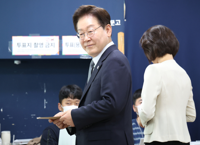 이재명 대통령이 제9회 전국동시지방선거 사전투표 첫날인 29일 서울 종로구 삼청동 주민센터에 마련된 사전투표소에서 투표를 위해 기표소로 향하고 있다. 연합뉴스
