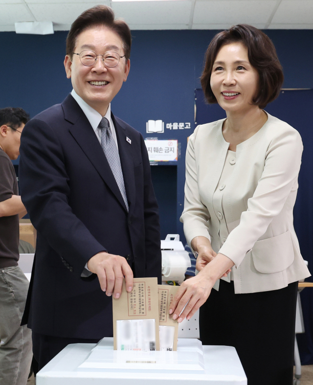이재명 대통령과 김혜경 여사가 제9회 전국동시지방선거 사전투표 첫날인 29일 서울 종로구 삼청동 주민센터에 마련된 사전투표소에서 투표용지를 투표함에 넣고 있다. 연합뉴스