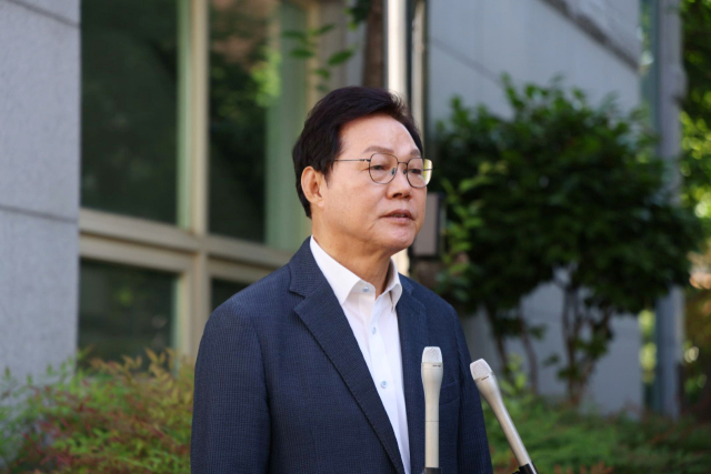 국민의힘 박완수 경남지사 후보가 지난 30일 오전 경남 창원시 성산구 반송동 행정복지센터 사전투표소에서 취재진 질문에 답하고 있다. 박완수 선거본부 제공