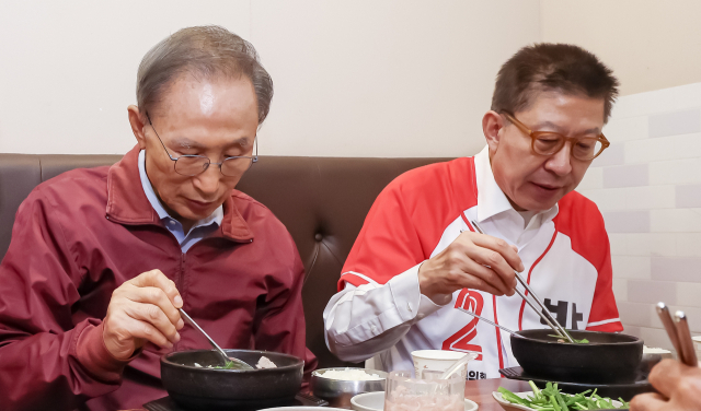 이명박 전 대통령이 31일 오전 부산 해운대구 한 돼지국밥집을 찾아 박형준 부산시장 후보와 함께 식사하고 있다. 김종진 기자 kjj1761@