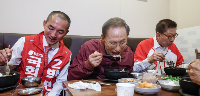 이명박 전 대통령이 31일 오전 부산 해운대구 한 돼지국밥집을 찾아 박형준 부산시장 후보와 함께 식사하고 있다. 김종진 기자 kjj1761@