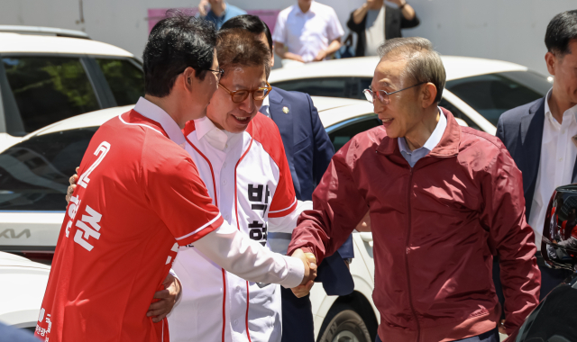 이명박 전 대통령이 31일 오전 부산 해운대구 한 돼지국밥집을 찾아 박형준 부산시장 후보와 함께 식사하고 있다. 김종진 기자 kjj1761@