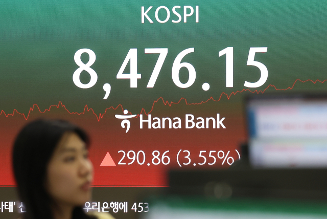 29일 서울 중구 하나은행 본점 딜링룸 전광판에 코스피가 표시돼 있다. 이날 코스피는 전장보다 290.86포인트(3.55%) 오른 8476.15로 마감했다. 연합뉴스