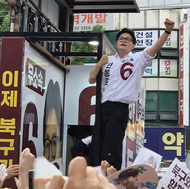 부산 북갑 보궐선거 무소속 한동훈 후보가 지난 30일 유세차에서 구호를 외치고 있다. 이우영 기자