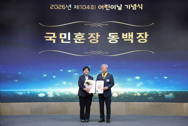 부산아동복지후원회 이상규(오른쪽) 회장이 지난달 4일 제104회 어린이날 기념식에서 34년간 아동·청소년을 후원한 공로를 인정받아 정은경 보건복지부 장관으로부터 국민훈장 동백장을 받고 있다.