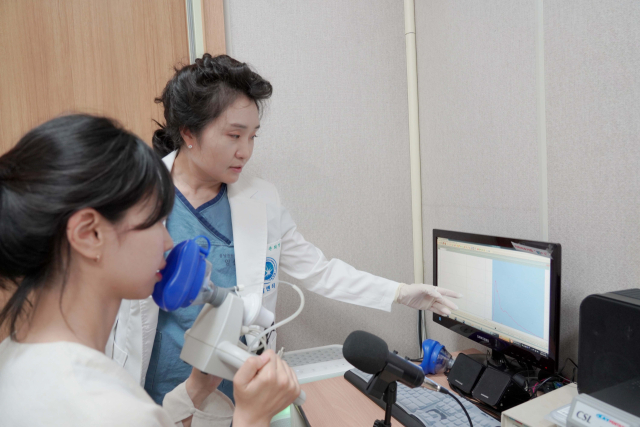 동남권원자력의학원 음성클리닉에서 손희영 과장이 환자의 목소리 치료를 진행하고 있다. 동남권원자력의학원 제공