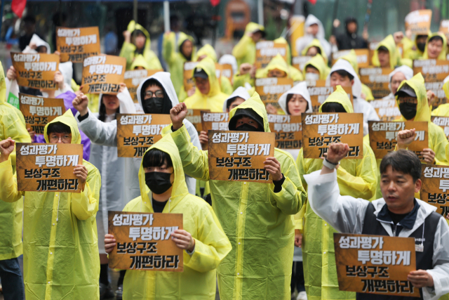 전국화학섬유식품산업노동조합 카카오지회(카카오 노조) 조합원들이 20일 경기도 성남시 판교역 광장에서 '2026 임단협 승리 결의대회'를 열고 있다. 연합뉴스