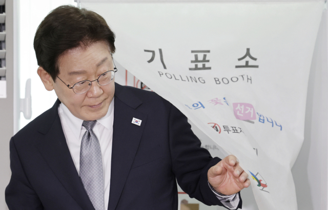 이재명 대통령이 제9회 전국동시지방선거 사전투표 첫날인 29일 서울 종로구 삼청동 주민센터에 마련된 사전투표소에서 투표를 마친 뒤 기표소에서 나오고 있다. 연합뉴스
