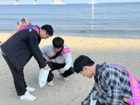 해양환경 정화활동 모습. (부산시설공단 제공)