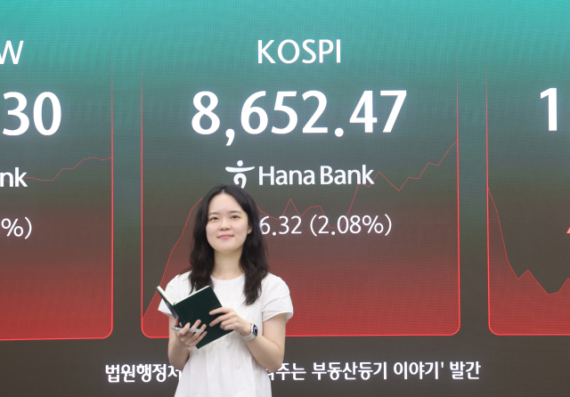 코스피가 상승 출발해 장중 사상 처음 8600선을 넘어선 1일 서울 중구 하나은행 딜링룸에서 직원이 업무를 보고 있다. 연합뉴스