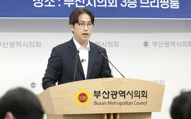 하정우 더불어민주당 부산 북구갑 국회의원 후보가 1일 부산 연제구 부산시의회 브리핑룸에서 기자회견을 열고 공약 설명과 함께 지지를 호소하고 있다. 정대현 기자 jhyun@