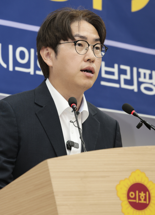 하정우 더불어민주당 부산 북구갑 국회의원 후보가 1일 부산 연제구 부산시의회 브리핑룸에서 기자회견을 열고 공약 설명과 함께 지지를 호소하고 있다. 정대현 기자 jhyun@