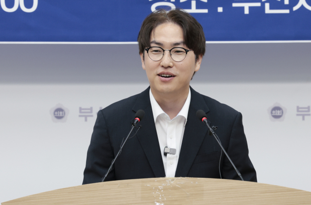 하정우 더불어민주당 부산 북구갑 국회의원 후보가 1일 부산 연제구 부산시의회 브리핑룸에서 기자회견을 열고 공약 설명과 함께 지지를 호소하고 있다. 정대현 기자 jhyun@