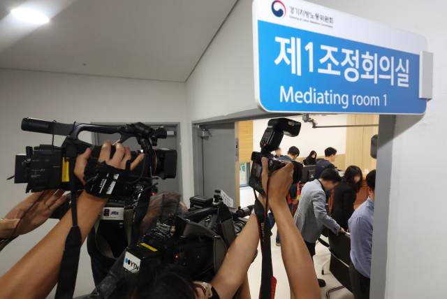 지난달 27일 경기 수원시 경기지방노동위원회에서 열린 카카오 노사 2차 조정회의에 참석자들이 입장하고 있다. 연합뉴스