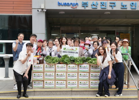 부산시설공단은 지난달 28일 부산진구 노인복지관을 찾아 여름나기 한끼 건강밥상 나눔활동을 펼쳤다. (부산시설공단 제공)