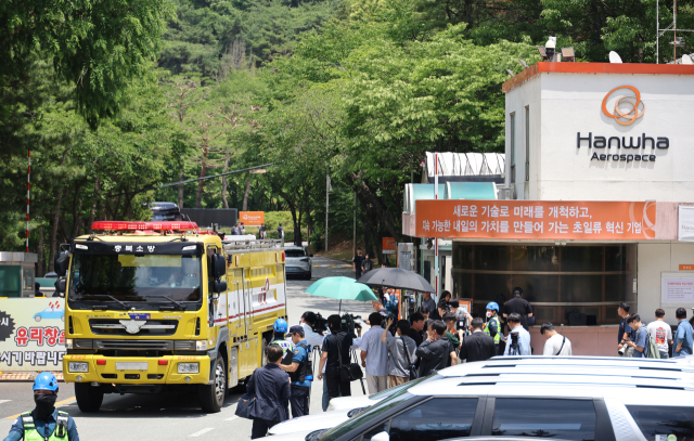 1일 오전 대전 유성구 외삼동 한화에어로스페이스 대전사업장에서 폭발 사고가 나 정문 앞이 통제 중인 가운데, 소방차 한 대가 정문 밖으로 나가고 있다. 연합뉴스