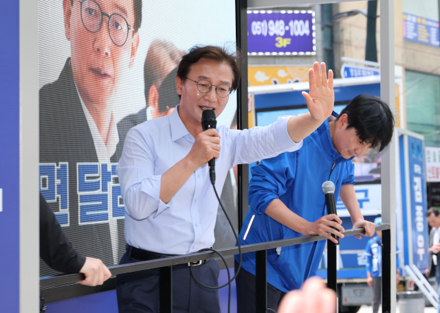 더불어민주당 전재수 부산시장 후보가 1일 오후 부산 동구 범일동에서 지지를 호소하고 있다. 정종회 기자 jjh@