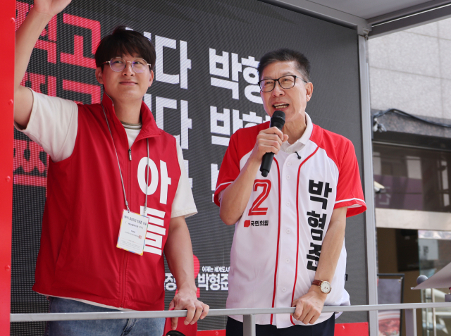 1일 국민의힘 박형준 부산시장 후보가 영도구 봉래시장 인근에서 지지를 호소하고 있다. 정종회 기자 jjh@