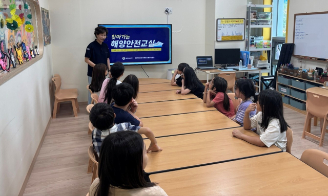 2025년 세종지역 시니어 강사가 아동복지시설에서 해양안전교육을 진행하는 모습. 해양교통안전공단(KOMSA) 제공