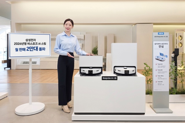 삼성전자 모델이 월 판매량 2만 대를 돌파한 ‘비스포크 AI 스팀’을 소개하고 있다.삼성전자 제공