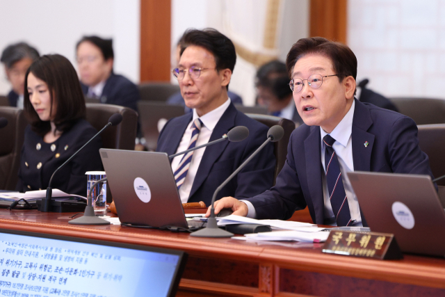 이재명 대통령이 2일 청와대에서 열린 국무회의 겸 비상경제점검회의에서 발언하고 있다. 연합뉴스