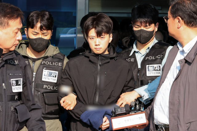 살인·살인미수 혐의를 받는 장윤기(23) 씨가 지난달 14일 오전 광주 서부경찰서에서 검찰로 송치되기 전 포토라인에 서고 있다. 경찰은 광주 광산구 월계동 한 보행로에서 귀가 중이던 여고생을 흉기로 여러 차례 찔러 살해하고, 남고생에게 흉기를 휘두른 혐의를 받는 장 씨의 신상 정보를 국민의 알권리 등을 고려해 이날부터 한 달간 공개하기로 결정했다. 연합뉴스