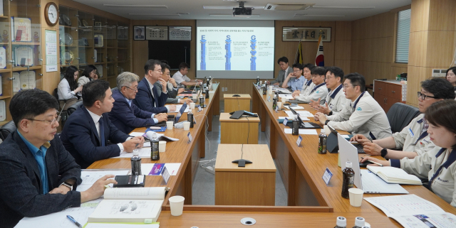 부산테크노파크는 지난 1일 부산 사하구 대양전기공업 본사에서 전문가들과 함께 신규 선정 매뉴콘 기업 심층 인터뷰를 진행했다. 부산테크노파크 제공