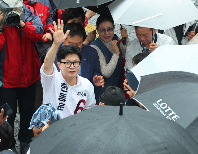 부산 북갑 국회의원 보궐선거 무소속 한동훈 후보가 선거 하루 전날인 2일 오후 부산 북구 덕천동 젊음의거리에서 유세를 하고 있다. 연합뉴스