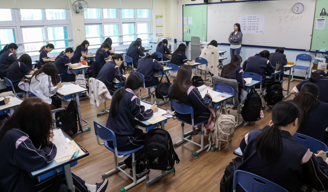 2027학년도 대학수학능력시험 6월 모의평가가 오는 4일 진행된다. 지난해 6월 사상구 주례여고 3학년 교실에서 학생들이 모의평가를 치르고 있다. 김종진 기자 kjj1761@