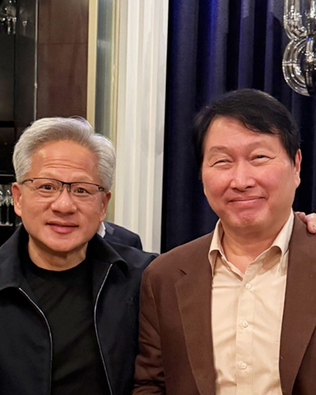 지난 1일(현지 시간) 대만 타이베이에서 열린 ‘GTC 타이베이 2026’ 행사를 마치고 엔비디아와 SK하이닉스의 경영진이 비즈니스 미팅을 열었다. 엔비디아 젠슨 황 최고경영자(왼쪽)와 SK그룹 최태원 회장. SK하이닉스 페이스북 캡처