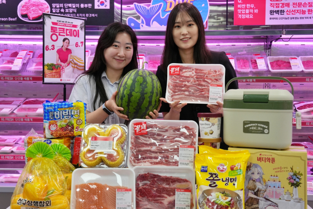2일 서울 롯데마트 제타플렉스 잠실점에서 ‘통큰데이’ 행사를 홍보하고 있다. 롯데마트 제공