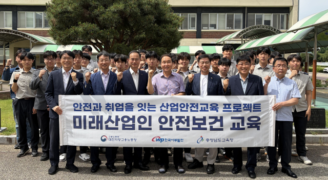 문보현 한국서부발전 안전경영단장(앞줄 왼쪽 세 번째)과 서부발전 소속 강사들이 지난 1일 충남 당진 합덕제철고등학교를 방문해 교육 사항을 점검한 뒤 민경일 합덕제철고 교장(네 번째) 등 참석자들과 기념촬영하는 모습. 서부발전 제공