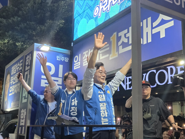 더불어민주당 하정우 후보가 전재수 부산시장 후보와 함께 공동 유세를 하고 있다. 탁경륜 기자