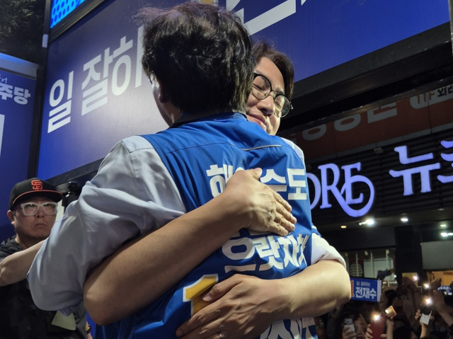 2일 오후 전재수 더불어민주당 부산시장 후보가 하정우 북갑 보궐선거 국회의원 후보와 포옹하고 있다. 이우영 기자
