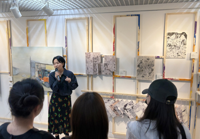 '루프 랩 부산' 도모헌 전시에 이어 부산문화회관 전시실에서 열리고 있는 '무빙 온 아시아'에도 참여하는 김미래 작가가 입주 중인 감만창의문화촌에서 오픈 스튜디오 행사를 열고 있다. 김은영 기자 key66@