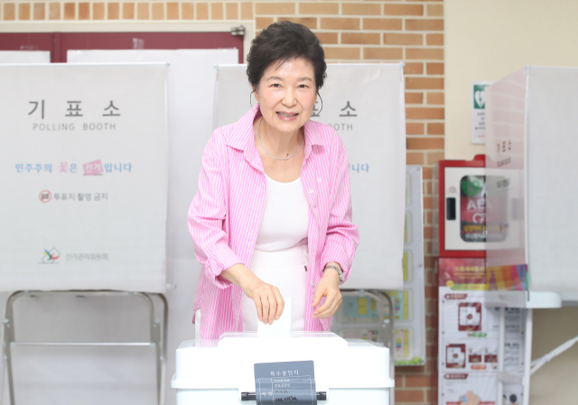 박근혜 전 대통령이 제9회 전국동시지방선거 투표일인 3일 대구 달성군 비슬초등학교에 마련된 투표소에서 한 표를 행사하고 있다. 연합뉴스