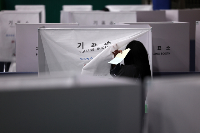 제9회 전국동시지방선거일인 3일 서울 잠전초등학교 체육관에 마련된 잠실본동 제4,5,6투표소에 유권자들이 투표를 하고 있다. 연합뉴스