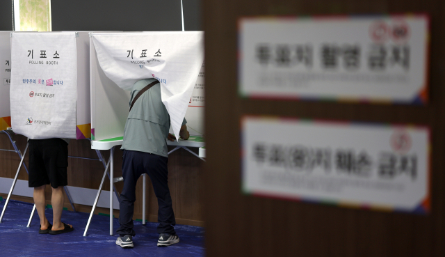 제9회 전국동시지방선거 투표일인 3일 오전 경남 창원시 성산구 용남초등학교에 마련된 용지동 제3투표소를 찾은 유권자가 투표하고 있다. 연합뉴스
