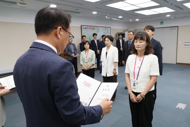 지난 1일 부산시 5급 직위 임용장 수여식 장면. 출처: 부산시청 홈페이지