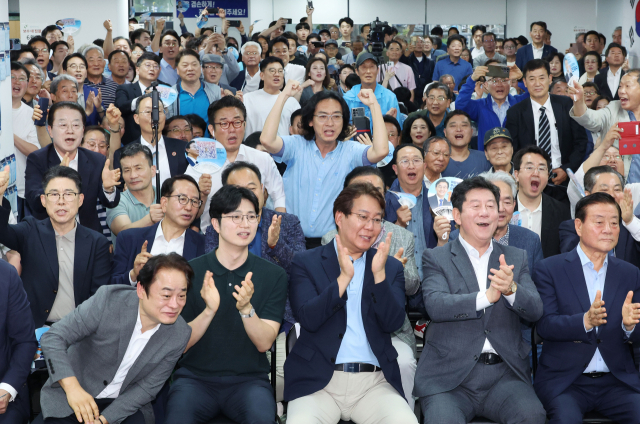 제9회 전국동시지방선거일인 3일 오후 부산 부산진구 더불어민주당 전재수 부산시장 후보 캠프에서 변성완 시당위원장 등이 출구조사 결과 전 후보가 이기는 것으로 나타나자 기뻐하고 있다. 정종회 기자 jjh@