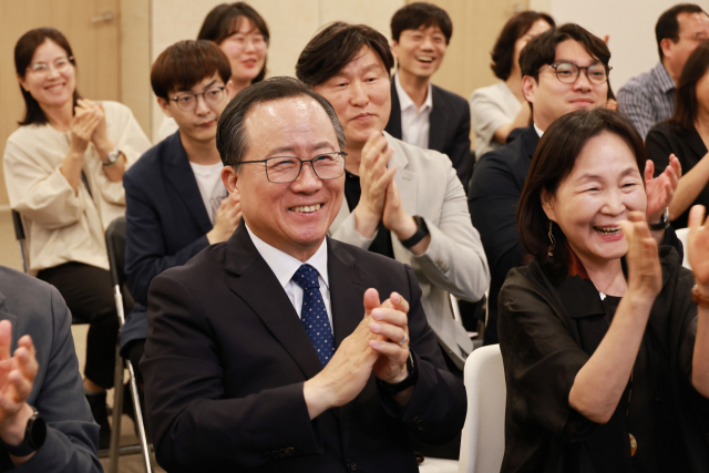 김석준 부산시교육감 후보와 관계자들이 3일 부산 부산진구 선거사무소에서 제9회 전국동시지방선거 지상파 출구조사 결과에서 앞서는 것으로 발표되자 기뻐하고 있다. 연합뉴스