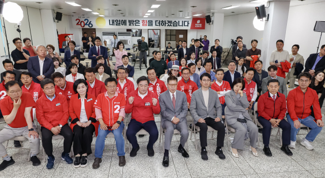 3일 오후 박형준 국민의힘 부산시장 후보가 부산 수영구 국민의힘 부산시당에서 출구조사 결과를 확인하고 있다. 김종진 기자 kjj1761@