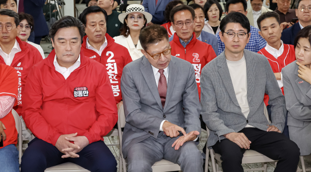 3일 오후 박형준 국민의힘 부산시장 후보가 부산 수영구 국민의힘 부산시당에서 출구조사 결과를 확인하고 있다. 김종진 기자 kjj1761@