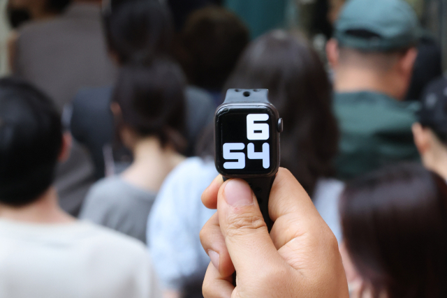 6·3 지방선거 본투표일인 3일 서울 송파구 가락2동 제3투표소에서 투표용지 부족으로 유권자들이 투표마감 시간 이후에도 투표를 하기 위해 줄을 서 있다. 연합뉴스