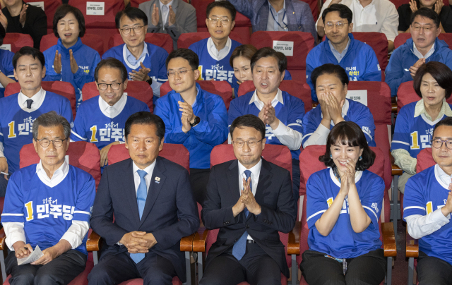 더불어민주당 정청래 총괄상임선거대책위원장(앞줄 왼쪽 두 번째)과 한병도 공동상임선대위원장(앞줄 왼쪽 세 번째), 이시종 공동상임선대위원장(왼쪽 첫 번째)를 비롯한 민주당 의원과 관계자들이 3일 국회 의원회관에 마련한 제9회 전국동시지방선거·국회의원 재보궐선거 개표상황실에서 출구조사 결과를 지켜보고 있다. 연합뉴스