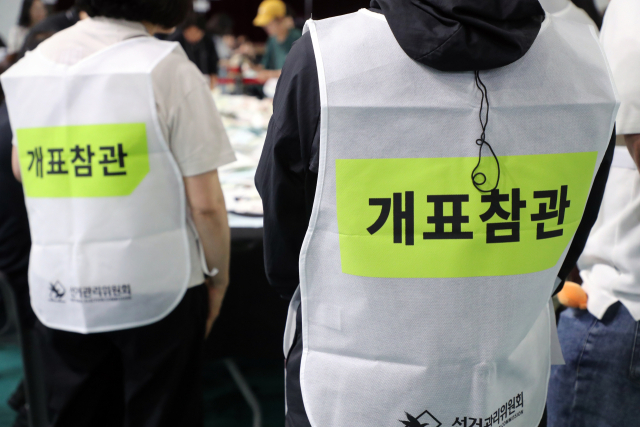 제9회 전국동시지방선거 일인 3일 강원 속초시 노학동 속초시청소년수련관 체육관에서 개표 참관인들이 개표 작업을 지켜보고 있다. 연합뉴스