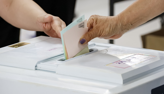 제9회 전국동시지방선거일인 3일 부산 부산진구 양정자이더샵에스케이뷰 2단지에 마련된 양정2동 제4투표소를 찾은 시민들이 투표를 하고 있다. 김종진 기자 kjj1761@